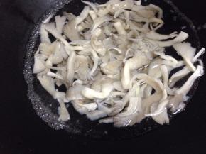 锅里把水烧开加入平菇烫一下，捞出沥干水分。