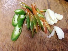大蒜和青椒切好备用