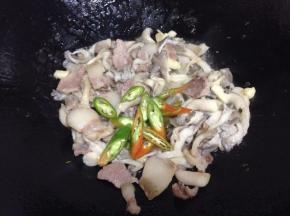 放入青椒，酱油翻炒