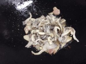 下平菇爆炒片刻。