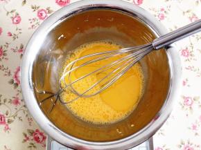 2.	再加入玉米油，拌匀，