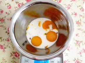 1.	蛋白与蛋黄分离，蛋黄中加入牛奶，拌匀