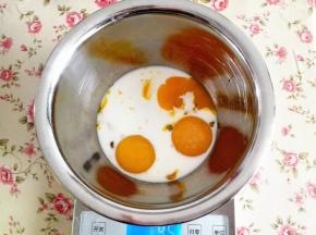 1.	蛋白与蛋黄分离，蛋黄中加入牛奶，拌匀