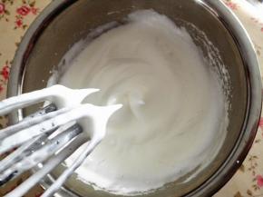 4.	蛋白中加入糖打发至出现大弯钩即可，