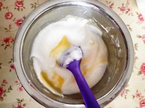 5.	取1/3蛋白加入蛋黄糊中，翻拌均匀，再全部倒入蛋白中，翻拌均匀，