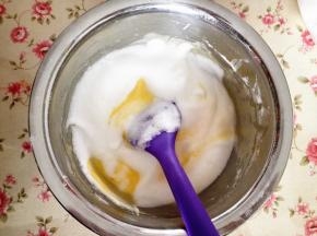 5.	取1/3蛋白加入蛋黄糊中，翻拌均匀，再全部倒入蛋白中，翻拌均匀，
