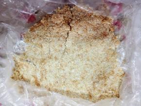 11.	饼干用擀面杖擀碎备用，