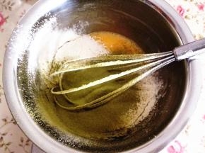 9.	再用相同的方法制作抹茶卷，重复1.2步，再筛入低粉和抹茶粉，