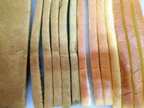 12.	蛋糕卷均切成宽度与厚度相同的小条，