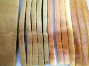 12.	蛋糕卷均切成宽度与厚度相同的小条，