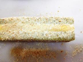 15.	最后将四周到涂上淡奶油，再粘上饼干碎，切块即可。