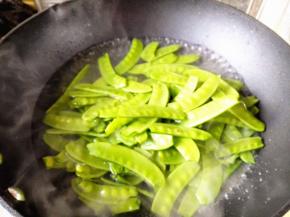 2.	锅里放入适量清水，烧开，放入荷兰豆，