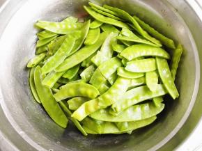 1.	荷兰豆先摘好，再清洗干净，