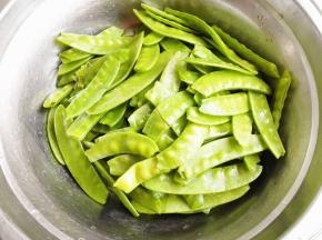 1.	荷兰豆先摘好，再清洗干净，