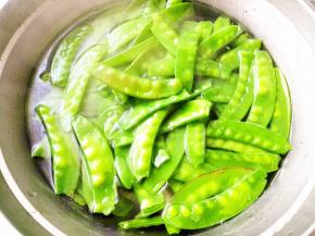 3.	等变色后捞出，放入清水内泡一下，这样能够保持荷兰豆清脆的口感，