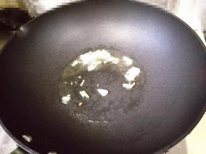 5.	热锅凉油，等油热了，放入切好的蒜末爆香，
