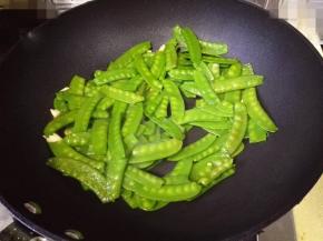 6.	放入荷兰豆爆炒，