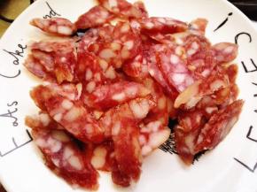 4.	腊肠斜着切成片，