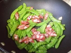 8.	放入腊肠一起翻炒，因为腊肠本身就有味道，所以不用再放盐了，否则容易咸，翻炒几下就可以出锅了。