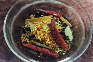 所有调料倒入碗中，然后鸡蛋提前煮熟去壳备用