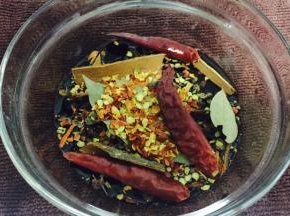所有调料倒入碗中，然后鸡蛋提前煮熟去壳备用