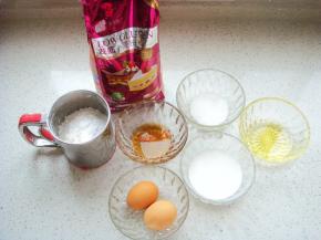 所需材料称好备用。（面粉里倒入淀粉、泡打粉混合）