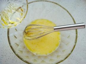 倒入玉米油。
