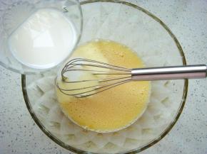 搅拌几下倒入牛奶，再次充分搅拌均匀。