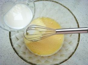 搅拌几下倒入牛奶，再次充分搅拌均匀。