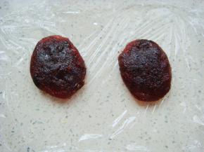 取适量蔓越莓馅儿按扁备用。（也可随个人口味换成其他的馅料）