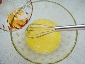 鸡蛋打散倒入蜂蜜。