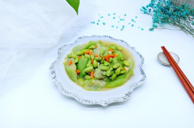 胡萝卜丝瓜炒毛豆