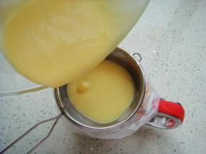 杯子套上裱花袋，把糊糊过筛倒入裱花袋里。（糊糊更细腻）