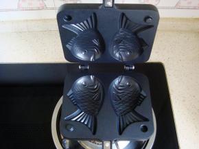 鲷鱼烧模具放置火上开小火两面均预热好。