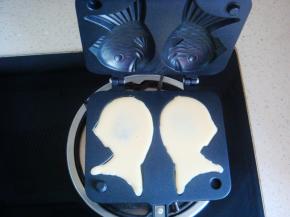 再挤入糊糊把周围填满。合上模具一分钟左右翻面，中间可以打开观察下颜色。