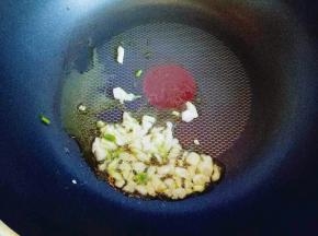 锅中加入油，加入蒜葱炒香。
