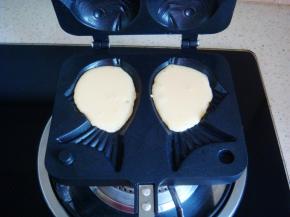 裱花袋剪一小口把糊糊挤入模具中。（先挤鱼肚位置）