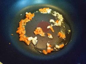 加入切好的胡萝卜丁煸炒。