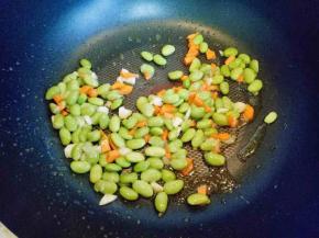 再加入洗干净的毛豆煸炒。