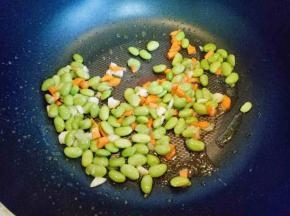 再加入洗干净的毛豆煸炒。