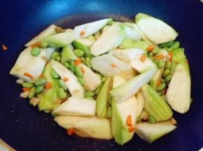 加入切好的丝瓜，少量水，加入盐，十三香白砂糖大火烧开，烧熟即可出锅。