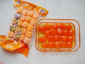 生咸蛋黄提前用油浸泡下，这样蛋黄不会有腥味。（如果是买的处理好的熟蛋黄可以忽略此步骤直接使用）