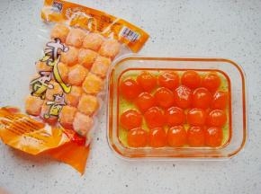 生咸蛋黄提前用油浸泡下，这样蛋黄不会有腥味。（如果是买的处理好的熟蛋黄可以忽略此步骤直接使用）