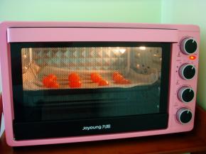 放入烤箱中层。上下170度，烤8分钟。烤好取出晾凉备用。