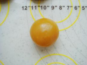 用虎口慢慢上推包起收口，馅料就包好了。