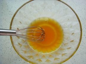 转化糖浆里倒入玉米油，搅拌均匀。