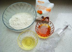 月饼预拌粉（不用添加枧水了），转化糖浆，玉米油，月饼模具（75克）备用。