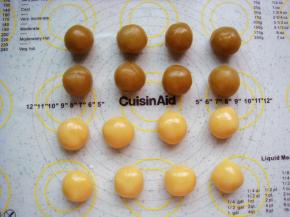 莲蓉馅35克一个，皮30克一个，团成小圆球。