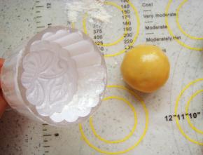 模具里安上喜欢的花片，撒上干面粉，使周围均匀的沾满面粉，再把多余的面粉抖出来。这样在脱模的时候不沾。