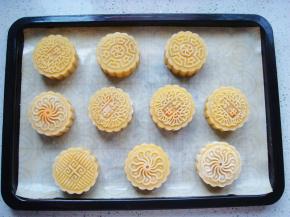 用手扶着按压，直接脱模到烤盘里。